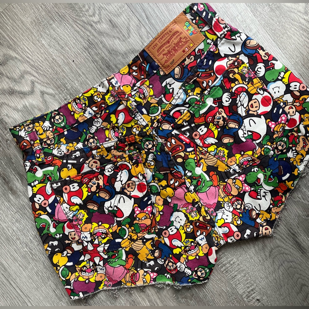 Super Mario branded Levi's shorts (women) never been worn